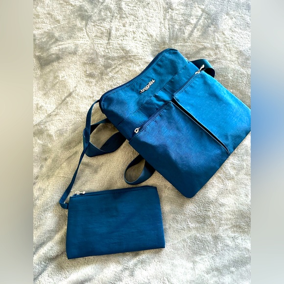 Blue Baggallini cross body bag.  Perfect - Picture 1 of 4